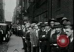 Standbild Arbeitslose gelten für Aufträge in der Großen Depression New York City USA, 1930, aus Sekunde 22 historischem Filmmaterial Videoclip 65675076850