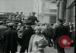 Standbild Arbeitslose gelten für Aufträge in der Großen Depression New York City USA, 1930, aus Sekunde 26 historischem Filmmaterial Videoclip 65675076850