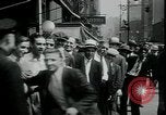 Standbild Arbeitslose gelten für Aufträge in der Großen Depression New York City USA, 1930, aus Sekunde 29 historischem Filmmaterial Videoclip 65675076850