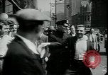 Standbild Arbeitslose gelten für Aufträge in der Großen Depression New York City USA, 1930, aus Sekunde 33 historischem Filmmaterial Videoclip 65675076850