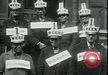 Immagine di I disoccupati nella grande depressione in cerca di lavoro New York City USA, 1930, secondo 6 filmato di repertorio 65675076851