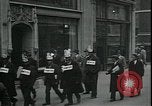 Immagine di I disoccupati nella grande depressione in cerca di lavoro New York City USA, 1930, secondo 12 filmato di repertorio 65675076851