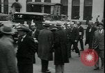 Immagine di I disoccupati nella grande depressione in cerca di lavoro New York City USA, 1930, secondo 15 filmato di repertorio 65675076851