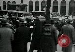Immagine di I disoccupati nella grande depressione in cerca di lavoro New York City USA, 1930, secondo 16 filmato di repertorio 65675076851