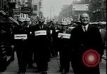 Immagine di I disoccupati nella grande depressione in cerca di lavoro New York City USA, 1930, secondo 23 filmato di repertorio 65675076851