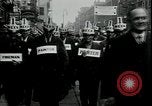 Immagine di I disoccupati nella grande depressione in cerca di lavoro New York City USA, 1930, secondo 24 filmato di repertorio 65675076851