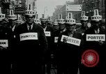 Immagine di I disoccupati nella grande depressione in cerca di lavoro New York City USA, 1930, secondo 25 filmato di repertorio 65675076851
