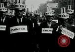 Immagine di I disoccupati nella grande depressione in cerca di lavoro New York City USA, 1930, secondo 26 filmato di repertorio 65675076851