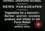 Standbild American Barber akzeptiert pflanzliche Kompensationsgeschäft für Haarschnitte Sparta Michigan USA, 1930, aus Sekunde 8 historischem Filmmaterial Videoclip 65675076852