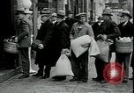 Standbild American Barber akzeptiert pflanzliche Kompensationsgeschäft für Haarschnitte Sparta Michigan USA, 1930, aus Sekunde 9 historischem Filmmaterial Videoclip 65675076852