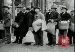 Standbild American Barber akzeptiert pflanzliche Kompensationsgeschäft für Haarschnitte Sparta Michigan USA, 1930, aus Sekunde 10 historischem Filmmaterial Videoclip 65675076852