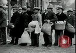 Standbild American Barber akzeptiert pflanzliche Kompensationsgeschäft für Haarschnitte Sparta Michigan USA, 1930, aus Sekunde 11 historischem Filmmaterial Videoclip 65675076852