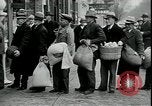 Standbild American Barber akzeptiert pflanzliche Kompensationsgeschäft für Haarschnitte Sparta Michigan USA, 1930, aus Sekunde 12 historischem Filmmaterial Videoclip 65675076852