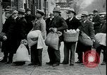 Standbild American Barber akzeptiert pflanzliche Kompensationsgeschäft für Haarschnitte Sparta Michigan USA, 1930, aus Sekunde 13 historischem Filmmaterial Videoclip 65675076852