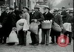 Standbild American Barber akzeptiert pflanzliche Kompensationsgeschäft für Haarschnitte Sparta Michigan USA, 1930, aus Sekunde 14 historischem Filmmaterial Videoclip 65675076852