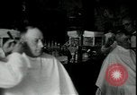 Standbild American Barber akzeptiert pflanzliche Kompensationsgeschäft für Haarschnitte Sparta Michigan USA, 1930, aus Sekunde 15 historischem Filmmaterial Videoclip 65675076852