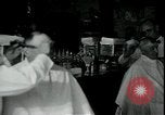 Standbild American Barber akzeptiert pflanzliche Kompensationsgeschäft für Haarschnitte Sparta Michigan USA, 1930, aus Sekunde 16 historischem Filmmaterial Videoclip 65675076852