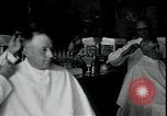 Standbild American Barber akzeptiert pflanzliche Kompensationsgeschäft für Haarschnitte Sparta Michigan USA, 1930, aus Sekunde 17 historischem Filmmaterial Videoclip 65675076852