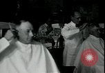 Standbild American Barber akzeptiert pflanzliche Kompensationsgeschäft für Haarschnitte Sparta Michigan USA, 1930, aus Sekunde 18 historischem Filmmaterial Videoclip 65675076852