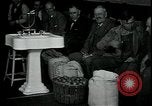Standbild American Barber akzeptiert pflanzliche Kompensationsgeschäft für Haarschnitte Sparta Michigan USA, 1930, aus Sekunde 19 historischem Filmmaterial Videoclip 65675076852