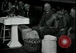Standbild American Barber akzeptiert pflanzliche Kompensationsgeschäft für Haarschnitte Sparta Michigan USA, 1930, aus Sekunde 20 historischem Filmmaterial Videoclip 65675076852