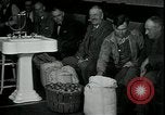 Standbild American Barber akzeptiert pflanzliche Kompensationsgeschäft für Haarschnitte Sparta Michigan USA, 1930, aus Sekunde 21 historischem Filmmaterial Videoclip 65675076852