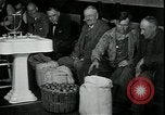 Standbild American Barber akzeptiert pflanzliche Kompensationsgeschäft für Haarschnitte Sparta Michigan USA, 1930, aus Sekunde 22 historischem Filmmaterial Videoclip 65675076852
