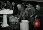 Standbild American Barber akzeptiert pflanzliche Kompensationsgeschäft für Haarschnitte Sparta Michigan USA, 1930, aus Sekunde 23 historischem Filmmaterial Videoclip 65675076852