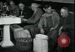 Standbild American Barber akzeptiert pflanzliche Kompensationsgeschäft für Haarschnitte Sparta Michigan USA, 1930, aus Sekunde 24 historischem Filmmaterial Videoclip 65675076852