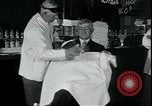 Standbild American Barber akzeptiert pflanzliche Kompensationsgeschäft für Haarschnitte Sparta Michigan USA, 1930, aus Sekunde 25 historischem Filmmaterial Videoclip 65675076852