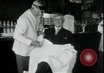 Standbild American Barber akzeptiert pflanzliche Kompensationsgeschäft für Haarschnitte Sparta Michigan USA, 1930, aus Sekunde 26 historischem Filmmaterial Videoclip 65675076852