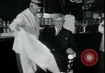 Standbild American Barber akzeptiert pflanzliche Kompensationsgeschäft für Haarschnitte Sparta Michigan USA, 1930, aus Sekunde 27 historischem Filmmaterial Videoclip 65675076852