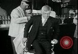 Standbild American Barber akzeptiert pflanzliche Kompensationsgeschäft für Haarschnitte Sparta Michigan USA, 1930, aus Sekunde 28 historischem Filmmaterial Videoclip 65675076852