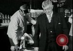 Standbild American Barber akzeptiert pflanzliche Kompensationsgeschäft für Haarschnitte Sparta Michigan USA, 1930, aus Sekunde 29 historischem Filmmaterial Videoclip 65675076852