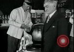 Standbild American Barber akzeptiert pflanzliche Kompensationsgeschäft für Haarschnitte Sparta Michigan USA, 1930, aus Sekunde 30 historischem Filmmaterial Videoclip 65675076852