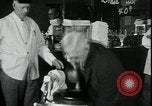 Standbild American Barber akzeptiert pflanzliche Kompensationsgeschäft für Haarschnitte Sparta Michigan USA, 1930, aus Sekunde 31 historischem Filmmaterial Videoclip 65675076852