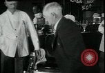 Standbild American Barber akzeptiert pflanzliche Kompensationsgeschäft für Haarschnitte Sparta Michigan USA, 1930, aus Sekunde 32 historischem Filmmaterial Videoclip 65675076852