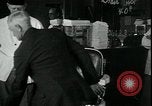 Standbild American Barber akzeptiert pflanzliche Kompensationsgeschäft für Haarschnitte Sparta Michigan USA, 1930, aus Sekunde 33 historischem Filmmaterial Videoclip 65675076852