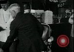 Standbild American Barber akzeptiert pflanzliche Kompensationsgeschäft für Haarschnitte Sparta Michigan USA, 1930, aus Sekunde 34 historischem Filmmaterial Videoclip 65675076852