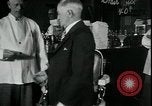 Standbild American Barber akzeptiert pflanzliche Kompensationsgeschäft für Haarschnitte Sparta Michigan USA, 1930, aus Sekunde 35 historischem Filmmaterial Videoclip 65675076852