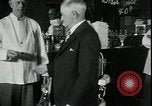 Standbild American Barber akzeptiert pflanzliche Kompensationsgeschäft für Haarschnitte Sparta Michigan USA, 1930, aus Sekunde 36 historischem Filmmaterial Videoclip 65675076852