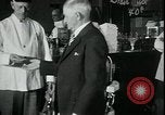Standbild American Barber akzeptiert pflanzliche Kompensationsgeschäft für Haarschnitte Sparta Michigan USA, 1930, aus Sekunde 37 historischem Filmmaterial Videoclip 65675076852