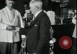 Standbild American Barber akzeptiert pflanzliche Kompensationsgeschäft für Haarschnitte Sparta Michigan USA, 1930, aus Sekunde 38 historischem Filmmaterial Videoclip 65675076852