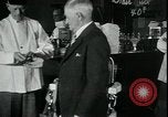 Standbild American Barber akzeptiert pflanzliche Kompensationsgeschäft für Haarschnitte Sparta Michigan USA, 1930, aus Sekunde 39 historischem Filmmaterial Videoclip 65675076852