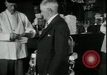 Standbild American Barber akzeptiert pflanzliche Kompensationsgeschäft für Haarschnitte Sparta Michigan USA, 1930, aus Sekunde 40 historischem Filmmaterial Videoclip 65675076852