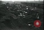 Immagine di Il popolo americano per il recupero carburante nella grande depressione Gary Indiana USA, 1931, secondo 9 filmato di repertorio 65675076859