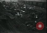 Immagine di Il popolo americano per il recupero carburante nella grande depressione Gary Indiana USA, 1931, secondo 10 filmato di repertorio 65675076859