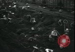 Immagine di Il popolo americano per il recupero carburante nella grande depressione Gary Indiana USA, 1931, secondo 13 filmato di repertorio 65675076859