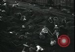 Immagine di Il popolo americano per il recupero carburante nella grande depressione Gary Indiana USA, 1931, secondo 14 filmato di repertorio 65675076859