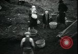 Immagine di Il popolo americano per il recupero carburante nella grande depressione Gary Indiana USA, 1931, secondo 23 filmato di repertorio 65675076859